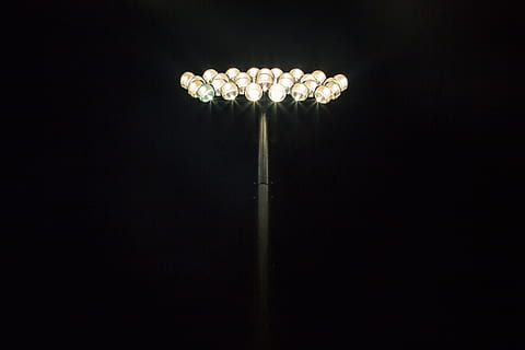 Licht, Nacht-, Wunderkerze, Pole, Birne, Flutlichter, scheinen, Dunkelheit, Strassenlicht, Beleuchtung, Leuchte, Leuchter, Glühbirne, Lichtanlage, beleuchtet, kopieren sie platz, Flachwinkelansicht, Scheinwerfer, keine Leute, Straße, Stadion, Licht - natürliches Phänomen, Elektrizität, glühend, Himmel, elektrisches Licht, dunkel, draußen, einzelnes Objekt, elektrische Lampe, schwarzer Hintergrund, Decke, 4K, CC0, gemeinfrei, lizenzfrei