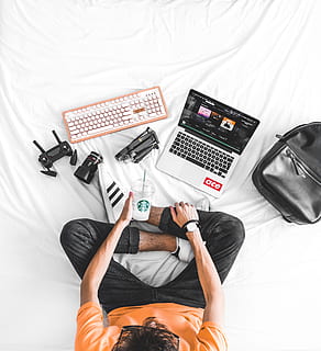 pessoa, segurando, copo de starbucks, computador portátil, teclado, cama, tech, tecnologia, homem, masculino, marca, engrenagem, equipamento, foto, editando, Programas, moda, estilo, branco, mínimo, café, bebida, starbuck, homens, pessoas, uma pessoa, deitado, etnia caucasiana, visão de alto ângulo, adulto, Telefone, computador, quarto, tecnologia sem fio, celular, Smartphone, diretamente acima, mulheres, o negócio, trabalhando, Internet, machos, relaxamento, estilos de vida, dentro de casa, mão humana, calculadora, adulto jovem, bagagem, em repouso, 4K, CC0, domínio público, royalty free