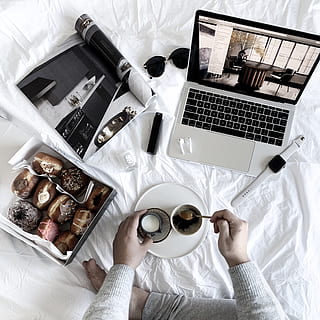 PC, calculator, Electronică, laptop, tastatură, hardware-, tastatura, hardware-ul computerului, mobila, Monitor, afişa, ecran LCD, ecran, accesorii, ochelari de soare, uman, persoană, masa, DC, vedere în unghi mare, mancare si bautura, ceașcă, cafea, cafea - băutură, băutură, halbă, gustare, tehnologia fără fir, cană de cafea, în interior, alimente, o persoana, tehnologie, comunicare, cafea neagra, oameni adevărați, mână, faianță, mic dejun, 2K, CC0, domeniu public, fără drepturi de autor