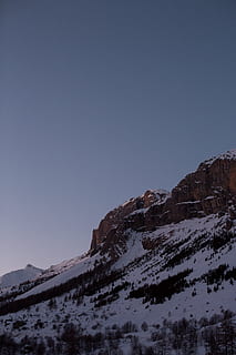 montagna marrone, montagna, natura, all'aperto, ghiaccio, la neve, ghiacciaio, pianta, abete, abies, albero, tramonto, Francia, Alpi, serre chevalier, catena montuosa, altopiano, astronomia, avventura, attività ricreative, corrimano, cielo, inverno, temperatura fredda, scenics - natura, bellezza nella natura, scena tranquilla, cielo sereno, la tranquillità, Inquadratura dal basso, copia spazio, nessuno, scena non urbana, montagna innevata, ambiente, idilliaco, picco di montagna, formazione, 5K, CC0, dominio pubblico, privo di copyright