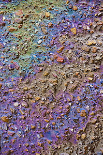 sfondo, olio, liquido, superficie, struttura, dipingere, suolo, fotogramma intero, sfondi, nessuno, giorno, strutturato, multicolore, natura, avvicinamento, acqua, all'aperto, inquinamento, vista dall'alto, ruvido, modello, problemi ambientali, roccia, arrugginito, caratteristica della parete, modello naturale, lichene, 4K, CC0, dominio pubblico, privo di copyright