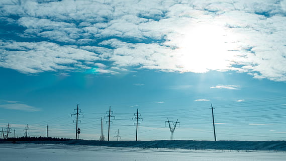 cielo, cavi, cavo, linea, energia, elettricità, tecnologia, voltaggio, filo, infrastruttura, funivia, blu, paesaggio, nuvole, volt, gregge, nuvola - cielo, pilone dell'elettricità, luce del sole, connessione, linea elettrica, bellezza nella natura, Alimentazione elettrica, natura, sole, scenics - natura, scena tranquilla, nessuno, la neve, inverno, la tranquillità, all'aperto, riflesso lente, linea telefonica, luminosa, 5K, CC0, dominio pubblico, privo di copyright