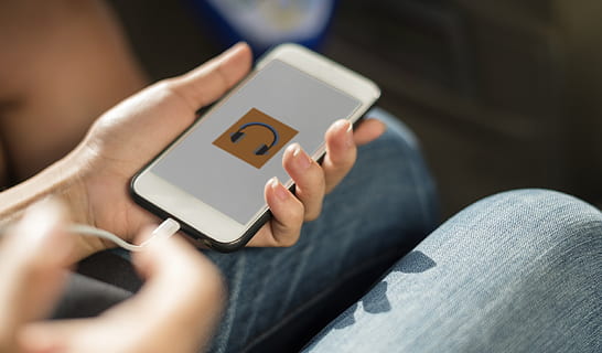 wit, oortelefoon plug, smartphone, verbinding, apparaat, elektronica, handen, icoon, binnenshuis, muziek-, telefoon, scherm, Draadloze technologie, technologie, bezit, volwassen, mobiele telefoon, communicatie, slimme telefoon, menselijk lichaamsdeel, draagbaar informatie-apparaat, menselijke hand, hand-, een persoon, jonge volwassene, casual kleding, sms'en, detailopname, 1080P, CC0, publiek domein, royaltyvrij