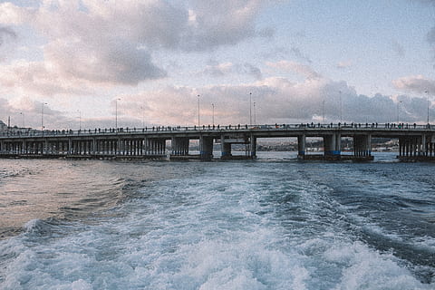 pessoas, de pé, cinzento, concreto, ponte, agua, de praia, nuvens, doca, oceano, mar, Beira Mar, céu, por do sol, sistema de transporte, ondas, clima, conexão, estrutura construída, arquitetura, ponte - estrutura feita pelo homem, nuvem - céu, movimento, rio, natureza, transporte, scenics - natureza, beira-mar, ninguém, onda, água corrente, ao ar livre, coluna arquitetônica, poder na natureza, 5K, CC0, domínio público, royalty free