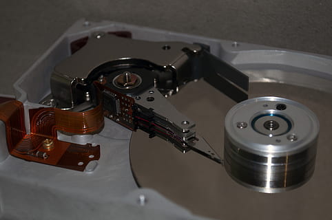 pevný disk, hdd, přístroj, disk, tech, počítač, Hardware, technologie, umělecká kultura a zábava, kov, uvnitř, hudba, vysoký úhel pohledu, zařízení, záznam, stroje, nikdo, stálý život, stůl, detail, spojení, retro stylu, gramofonu, sdělení, průmysl, stříbrné barvy, elektrické zařízení, 4K, CC0, veřejná doména, bez autorských práv