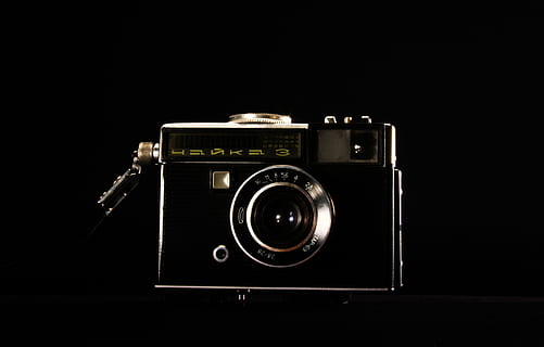 kamera, analogas, studija, fotografijos temos, juodas fonas, technologijos, retro stiliaus, patalpose, vienas objektas, fotoaparatas - fotografijos įranga, nėra žmonių, Iš arti, objektyvas - optinis prietaisas, fotografijos įranga, Senovinis, kopijavimo vietos, objektyvo akis, senas, paprastumas, juoda spalva, SLR kamera, skaitmeninė kamera, 4K, CC0, Viešasis domenas, nemokamai