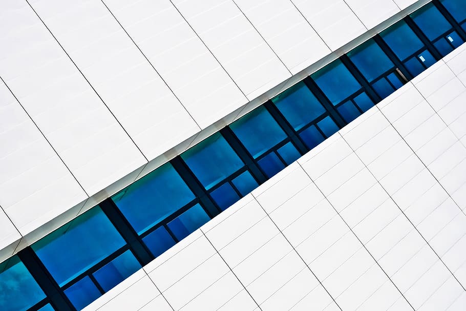 architettura, facciata, finestra, costruzione, moderno, struttura, facciata della casa, futuristico, bicchiere, grattacielo, dettagli, prospettiva, Düsseldorf, bianca, blu, pavimentazione, modello, sfondi, fotogramma intero, nessuno, caratteristica della parete, struttura costruita, avvicinamento, in casa, forma, Inquadratura dal basso, piastrella, forma geometrica, design, vetro - materiale, forma quadrata, riflessione, giorno, pavimento piastrellato, piscina, 4K