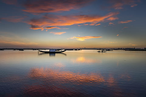 Motorboote, Meer, Orange, Blau, Skeis, Strand, Boote, Wolken, Wolkengebilde, Dämmerung, Abend, Horizont, See, Landschaft, Ozean, draußen, Reflexion, szenisch, Silhouette, Himmel, Himmelslandschaft, Sommer-, Sonne, Sonnenuntergang, Transportsystem, Reise, Fahrzeug, Wasser, Wasserfahrzeuge, Schönheit in der Natur, Szenen - Natur, wolke - himmel, Ruhe, ruhige Szene, Ufergegend, idyllisch, orange Farbe, Natur, Nicht-städtische Szene, keine Leute, stehendes Wasser, 5K, CC0, gemeinfrei, lizenzfrei