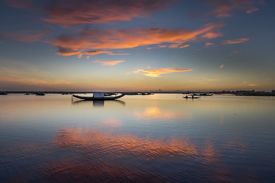 Motorboote, Meer, Orange, Blau, Skeis, Strand, Boote, Wolken, Wolkengebilde, Dämmerung, Abend, Horizont, See, Landschaft, Ozean, draußen, Reflexion, szenisch, Silhouette, Himmel, Himmelslandschaft, Sommer-, Sonne, Sonnenuntergang, Transportsystem, Reise, Fahrzeug, Wasser, Wasserfahrzeuge, Schönheit in der Natur, Szenen - Natur, wolke - himmel, Ruhe, ruhige Szene, Ufergegend, idyllisch, orange Farbe, Natur, Nicht-städtische Szene, keine Leute, stehendes Wasser, 5K