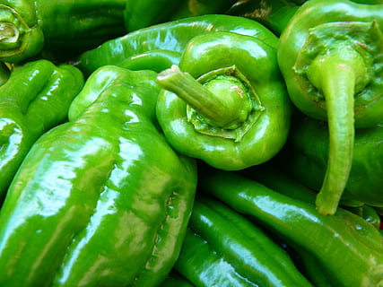 pebrot verd, primer pla, menjar, verd, pebre, verdures, menjar i beguda, vegetals, color verd, frescor, alimentació saludable, benestar, marc complet, mercat, fons, gran grup d'objectes, cap gent, a la venda, abundància, espècia, venda al detall, aliments crus, orgànic, madur, 4K, CC0, domini públic, lliure de regalies
