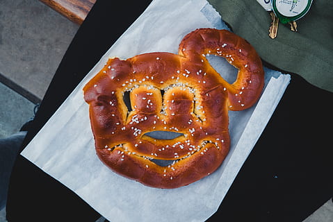 disney, mickey, świeżość, jedzenie i picie, jedzenie, wysoki kąt widzenia, martwa natura, Gotowy do jedzenia, żadnych ludzi, zbliżenie, stół, wewnątrz, Bezpośrednio powyżej, pieczony, niezdrowe jedzenie, papier, kiełbasa, wyrozumiałość, precel, przekąska, chleb, serwetka, pokusa, 2K, CC0, domena publiczna, darmowe zdjęcia