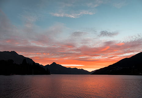 legeme, vand, silhuet, bjerg, hvid, skyer, solnedgang, baggrund, baggrundsbelyst, smuk, farve, farverig, mørk, daggry, dagslys, dramatisk, aften, aftenhimmel, glød, landskab, lys, bjerge, natur, orange, oransje himmel, postkort, afspejling, naturskøn, himmel, sol, tusmørke, levende, tapet, skønhed i naturen, scenics - natur, sky - himmel, rolig scene, ro, bjergkæde, idyllisk, sø, ingen mennesker, havnefronten, ikke-urbane scene, orange farve, romantisk himmel, 4K, CC0, offentligt domæne, royaltyfrie