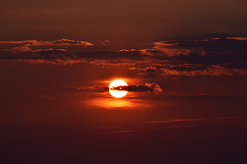 cielo nuvoloso, sole, cielo, all'aperto, Montescudaio, Italia, nube, nuvole, splendore, arancia, rosso, buio, nuvoloso, tramonto, colore arancione, bellezza nella natura, scenics - natura, nuvola - cielo, natura, la tranquillità, silhouette, scena tranquilla, luce del sole, idilliaco, persone reali, attività di svago, una persona, uomini, riflesso lente, 5K, CC0, dominio pubblico, privo di copyright