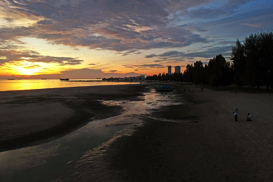 escènic, vista, oceà, posta de sol, platja, núvols, alba, medi ambient, marea baixa, naturalesa, costa d’oceà, sorra, paisatge, mar, paisatge marí, vora del mar, Riba, cel, sortida del sol, aigua, núvol - cel, terra, escenics - natura, bellesa a la natura, tranquil·litat, color taronja, escena tranquil·la, persones reals, arbre, persones incidentals, idíl·lic, silueta, estils de vida, 4K