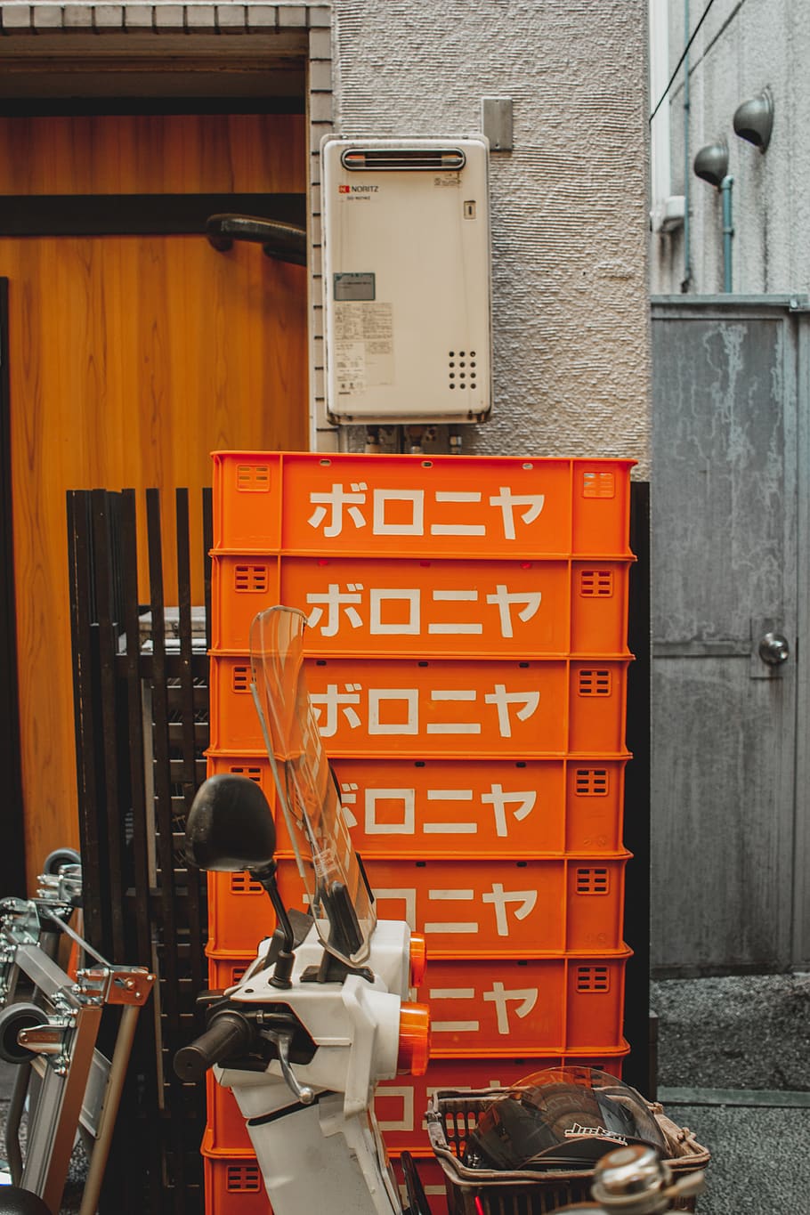 orange Plastikkiste, orange Farbe, gebaute Struktur, Gebäudehülle, die Architektur, keine Leute, Kommunikation, Wandbau - Funktion, Text, Tag, draußen, Metall, Stadt, Sicherheit, Ausrüstung, Schutz, Gebäude, Nahansicht, Zeichen, Verbindung, 5K
