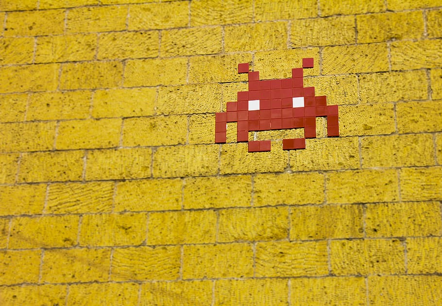 mosaic, alienígena, paret, arcade, fons, maó, paret de maó, disseny, enemic, joc, pixelat, la cultura pop, retro, invasors de l'espai, art de carrer, textura, urbà, videojoc, vintage, fons de pantalla, estructura construïda, arquitectura, funció de construcció de parets, groc, cap gent, vermell, dia, exterior de l'edifici, patró, a l'aire lliure, edifici, marc complet, primer pla, multicolor, ciutat, forma, concret, 4K