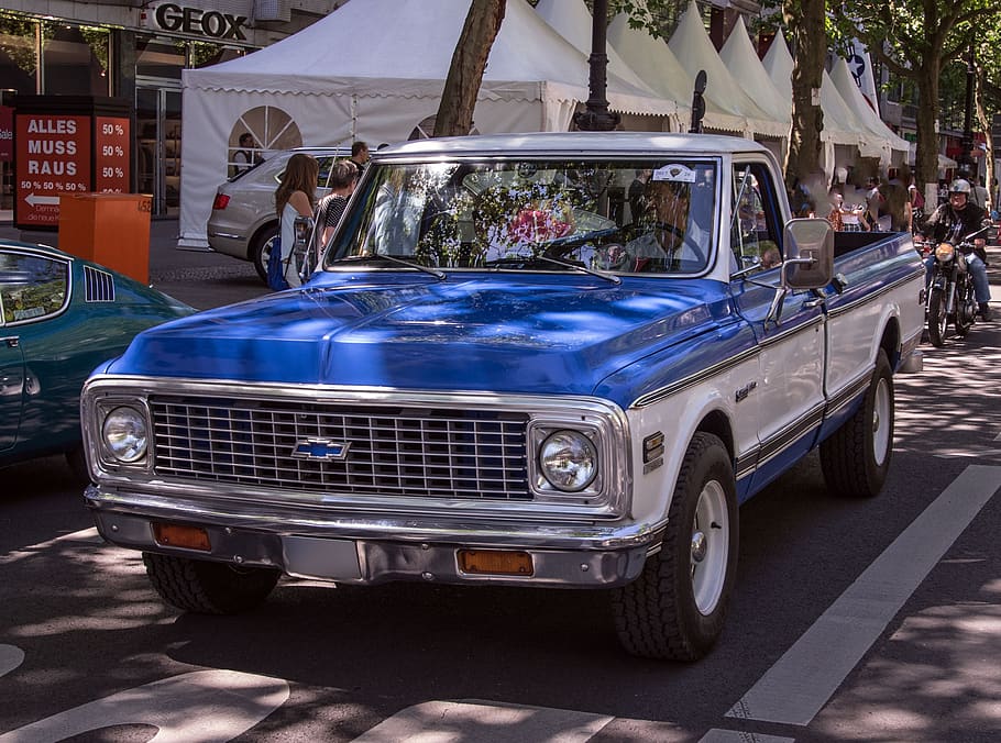 chevrolet, odebrać, automatyczny, oldtimer, samochód ciężarowy, pojazd, klasyczny, automobilowy, USA, Ameryka, rzadkość, transport, amerykański, pojazd silnikowy, samochód, pojazd lądowy, środek transportu, w stylu retro, staromodny samochód, Miasto, ulica, przypadkowi ludzie, nieruchomy, dzień, architektura, światło słoneczne, reflektor, zbudowana struktura, na dworze, prawdziwi ludzie, na zewnątrz budynku, 4K