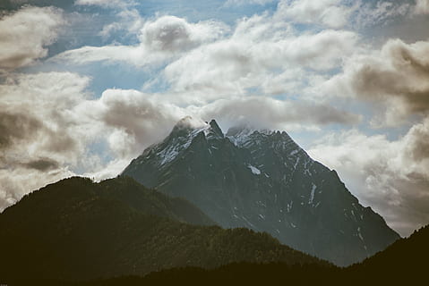 bjerg, overskyet, himmel, skyer, kold, dagslys, Frosset, høj, is, landskab, Moder Natur, bjergtop, bjerge, natur, natur tapet, udendørs, klipper, naturskøn, sne, træer, skønhed i naturen, scenics - natur, sky - himmel, bjergkæde, rolig scene, ro, dag, ikke-urbane scene, idyllisk, eventyr, ingen mennesker, majestætisk, rejse, snedækket bjerg, 5K, CC0, offentligt domæne, royaltyfrie