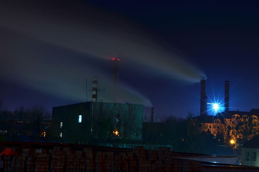 encès, far, nit, exterior de l'edifici, il·luminat, cel, arquitectura, estructura construïda, indústria, fàbrica, fum - estructura física, pila de fums, cap gent, Pol · lució, contaminació de l'aire, naturalesa, núvol - cel, qüestions ambientals, emetent, vespre, ciutat, equips d’il·luminació, districte industrial, 4K