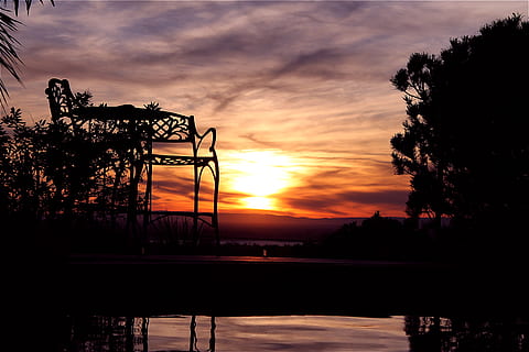 Sonnenuntergang, Bank, Schwimmbad, Aussicht, am Pool, Blick auf den Pool, Hügel, Nacht-, sitzen, Entspannen Sie Sich, genießen, Sonne, Farben, Himmel, Silhouette, Baum, wolke - himmel, orange Farbe, Szenen - Natur, Schönheit in der Natur, Wasser, Pflanze, Natur, Ruhe, Reflexion, ruhige Szene, keine Leute, See, draußen, Nicht-städtische Szene, idyllisch, 4K, CC0, gemeinfrei, lizenzfrei