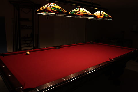 Billardtisch, rot, Bar, wenig Licht, trübe, Billard - Queuesport, Kunst, Kultur und Unterhaltung, poolball, Freizeitbeschäftigung, Pool Queue, Sport, Ball, Entspannung, drinnen, Tabelle, Freizeitspiele, keine Leute, Abwesenheit, Nacht-, Spaß, mehrfarbig, Nachtleben, Poolhalle, elektrische Lampe, Bühne, 5K, CC0, gemeinfrei, lizenzfrei