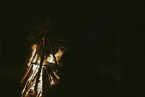 foc encès, foc, flama, foguera, naturalesa, a l'aire lliure, nit, llum, flamarada, focs artificials, arbre, planta, vegetació, vida nocturna, jungla, terra, il·luminació, silueta, led, punt de mira, astronomia, il·luminat, fosc, moviment, cremant, una persona, esdeveniment, celebració, foc - fenomen natural, cultura i entreteniment artístic, homes, còpia espai, llum - fenomen natural, calor - temperatura, adult, exhibició de focs artificials, 5K, CC0, domini públic, lliure de regalies