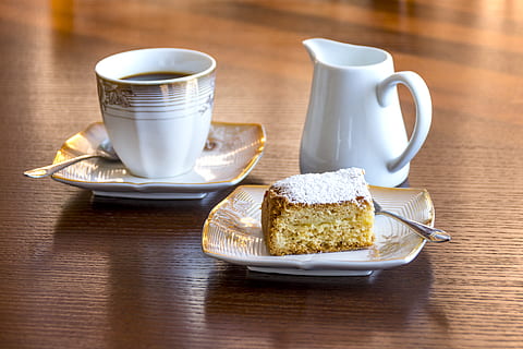 Weiß, Keramik, Becher, gefüllt, schwarz, Flüssigkeit, neben, gebacken, Brot, Untertasse, schwarzer Kaffee, Koffein, Kuchen, Kaffee, Tasse, köstlich, Getränk, Espresso, Lebensmittel, heiß, Snack, Löffel, Holztisch, Essen und Trinken, Erfrischung, Kaffeetasse, Geschirr, Küchenutensilien, Essgeschirr, heisses Getränk, Süßes Essen, Kaffee trinken, Süss, Dessert, Tee - heißes Getränk, Kaffeepause, Teetasse, Versuchung, Frühstück, Latté, 4K, CC0, gemeinfrei, lizenzfrei