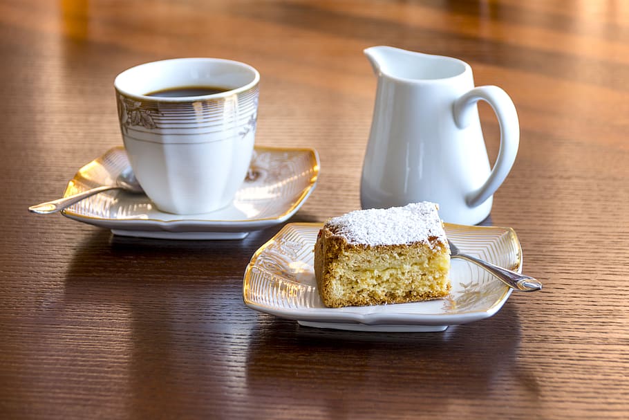 blanc, ceràmica, tassa, ple, negre, líquid, al costat, al forn, pa, plat, cafè negre, cafeïna, pastís, cafè, deliciós, beure, espresso, menjar, calenta, berenar, cullera, taula de fusta, menjar i beguda, refresc, tassa de cafè, vaixella, estri de cuina, utensili per menjar, beguda calenta, menjar dolç, cafè - beguda, dolç, postres, te - beguda calenta, pausa per prendre un cafè, tassa de te, temptació, esmorzar, latte, 4K