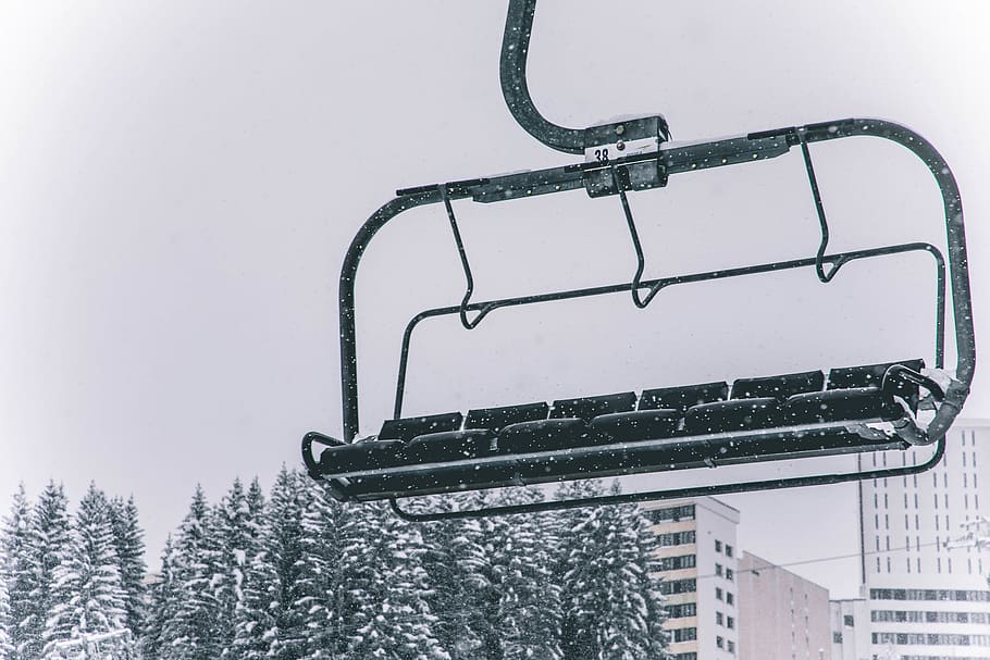 graue Karnevalsfahrt, Seilbahn, Transport, Fahrzeug, Bogen, Pflanze, draußen, Natur, Schnee, Berge, Alpen, Skifahren, Sessellift, Baum, abies, Tanne, Winter, Eis, Kiefer, Einkaufswagen, Straßenbahn, kalte Temperatur, keine Leute, Himmel, Tag, schneit, die Architektur, gebaute Struktur, Gebäudehülle, Metall, Abdeckung, Flachwinkelansicht, gefroren, Nahansicht, 5K