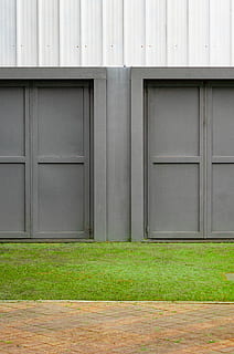 grå dør, arkitektur, bygning, konstruktion, dagslys, design, døre, døråbning, tom, indgang, ydre, facade, garage, græs, hus, moderne arkitektur, udendørs, bygget struktur, bygning udvendig, ingen mennesker, dag, grøn farve, dør, lukket, plante, sikkerhed, træ - materiale, murbygningsfunktion, Mark, natur, beskyttelse, 2K, CC0, offentligt domæne, royaltyfrie
