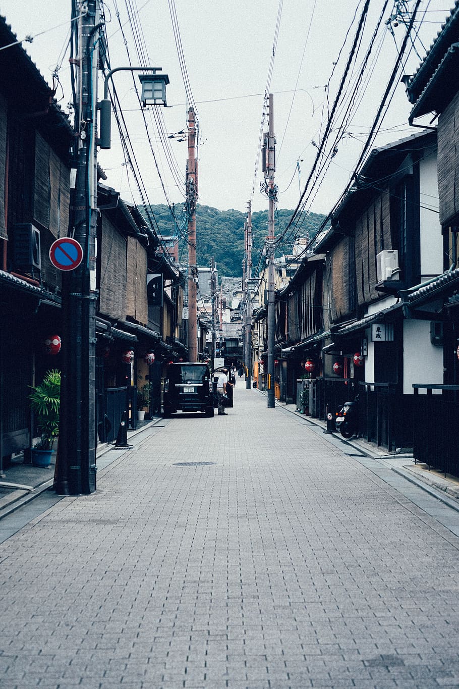 negre, cotxe, ritme, carretera, kyoto, estructura construïda, arquitectura, exterior de l'edifici, ciutat, el camí a seguir, direcció, transport, carrer, cable, edifici, manera de transport, cel, electricitat, dia, naturalesa, cap gent, perspectiva decreixent, llambordes, barri residencial, a l'aire lliure, Font d'alimentació, 5K