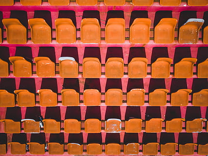 vuoti spalti di plastica, di fila, grande gruppo di oggetti, preparativi, fotogramma intero, fianco a fianco, sfondi, ripetizione, in casa, nessuno, vuoto, abbondanza, posto a sedere, ordine, colore arancione, assenza, natura morta, rosso, avvicinamento, sedia, giorno, 2K, CC0, dominio pubblico, privo di copyright