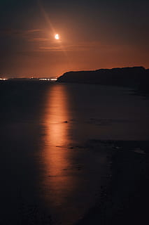 Karosserie, Wasser, Insel, hinterleuchtet, Strand, dunkel, Dämmerung, Abend, Landschaft, Licht, Lichtstrahl, Mond, Natur, Ozean, draußen, Reflexion, Meer, Himmel, Sonne, Sonnenuntergang, Schönheit in der Natur, Szenen - Natur, ruhige Szene, Ruhe, orange Farbe, Silhouette, idyllisch, keine Leute, Nicht-städtische Szene, 5K, CC0, gemeinfrei, lizenzfrei