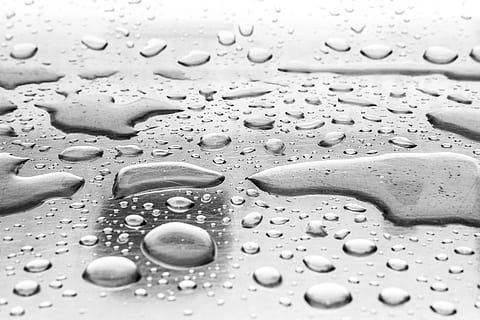 pluja, gotes de pluja, macro, micro, metall, plata, tirar, aigua, humit, primer pla, cap gent, gota de pluja, fons, marc complet, naturalesa, temporada de pluges, monsó, a l'interior, superfície, enfocament selectiu, patró, puresa, color plata, 5K, CC0, domini públic, lliure de regalies