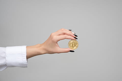 kvinde, bedrift, Bitcoin, blockchain, mønt, handel, konceptuelle, cryptocurrency, betalingsmiddel, finansiere, finansiel, pige, guld, hånd, indendørs, investering, penge, form, hud, symbol, rigdom, studio skud, menneskelig hånd, en person, grå, grå baggrund, menneskelig kropsdel, kopiere plads, farvet baggrund, forretning, voksen, enkelt objekt, tid, sidebillede, skåret ud, ur, menneskelig lem, luksus, 5K, CC0, offentligt domæne, royaltyfrie