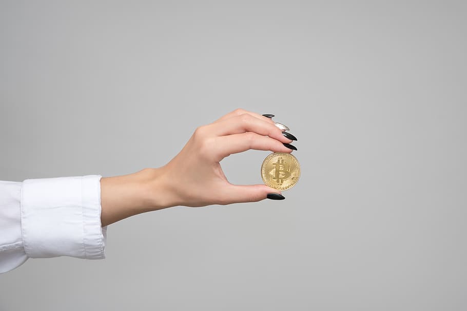 kvinde, bedrift, Bitcoin, blockchain, mønt, handel, konceptuelle, cryptocurrency, betalingsmiddel, finansiere, finansiel, pige, guld, hånd, indendørs, investering, penge, form, hud, symbol, rigdom, studio skud, menneskelig hånd, en person, grå, grå baggrund, menneskelig kropsdel, kopiere plads, farvet baggrund, forretning, voksen, enkelt objekt, tid, sidebillede, skåret ud, ur, menneskelig lem, luksus, 5K