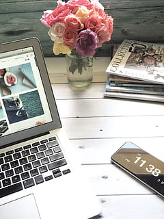 macbook air, buquê de flores, revistas, branco, mesa, blog, comunicação, dados, dispositivo, eletrônicos, equipamento, flores, Internet, Iphone, computador portátil, revista, rosas, tela, Smartphone, tecnologia, Tempo, tocar, trabalhos, trabalhando, ambiente de trabalho, área de trabalho, flor, planta com flores, plantar, tecnologia sem fio, computador, natureza, frescura, ninguém, beleza na natureza, dentro de casa, conexão, dispositivo de informação portátil, vaso, publicação, texto, livro, cabeça de flor, arranjo de flores, ramalhete, teclado, 4K, CC0, domínio público, royalty free