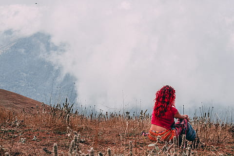 senyora, vermell, bosc, núvol, cel, iran, solansar, shomal, Gilan, mazandaran, senyoreta de vermell, una persona, terra, roba, adult, assegut, naturalesa, activitat d'oci, estils de vida, dones, persones reals, hivern, muntanya, paisatge, longitud completa, activitat, bellesa a la natura, roba calenta, a l'aire lliure, pentinat, 5K, CC0, domini públic, lliure de regalies