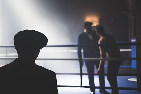 2 uomini, squillare, di fronte, persona, umano, Regno Unito, Leeds, silhouette, corrimano, ringhiera, luce, incontri, splendore, orologio, bokeh, combattimento, natura, cappello, uomo, all'aperto, nebbia, gruppo di persone, uomini, persone reali, donne, in casa, adulto, in piedi, persone, stili di vita, solidarieta, maschi, attività di svago, bonding, retrovisore, giorno, 5K, CC0, dominio pubblico, privo di copyright