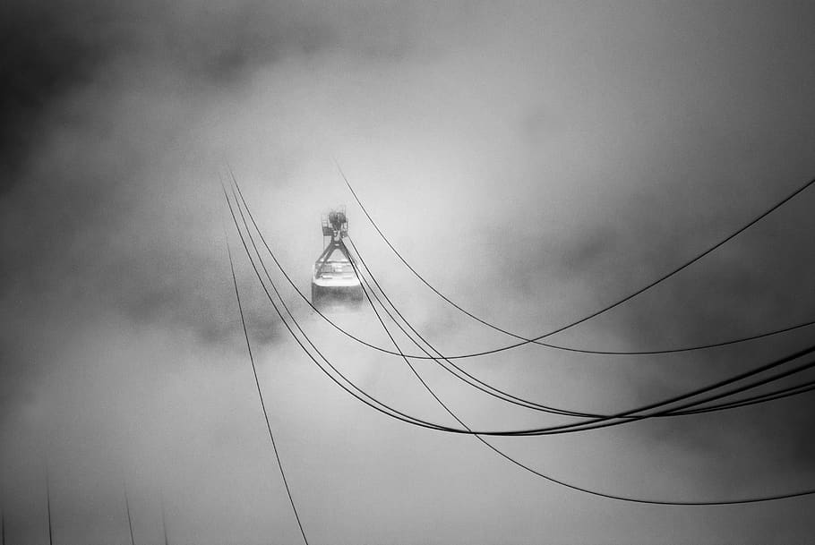 telefèric, cordes, cable, ascensor, muntanya, alt, turó, transport, núvols, boira, desaparèixer, perspectiva, cabina, cotxe, núvol - cel, dia, vista d’angle baix, cel, naturalesa, connexió, electricitat, cap gent, corda, a l'aire lliure, tecnologia, aigua, línia telefònica, Font d'alimentació, 4K