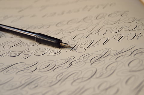 sort, fyldepen, trykpapir, baggrund, sløring, kalligrafi, klassisk, tæt på, håndskrift, blæk, pen, ark, skrivning, tekst, papir, skriveinstrument, ingen mennesker, dokument, korrespondance, meddelelse, indendørs, stilleben, brev, offentliggørelse, post, høj vinkel visning, selektiv fokusering, nib, papirarbejde, kærlighedsbrev, 5K, CC0, offentligt domæne, royaltyfrie