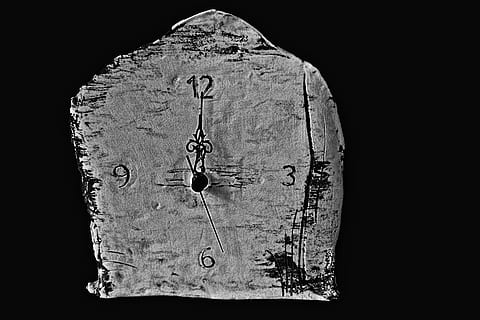 Uhr, Zeit, Ziffernblatt, Zeitangabe, schwarzer Hintergrund, keine Leute, drinnen, Nahansicht, Studioaufnahme, einzelnes Objekt, Geschichte, alt, die Vergangenheit, die Architektur, Metall, Stillleben, Kunst und Handwerk, ausgeschnitten, texturiert, solide, Kreativität, Antiquität, 4K, CC0, gemeinfrei, lizenzfrei