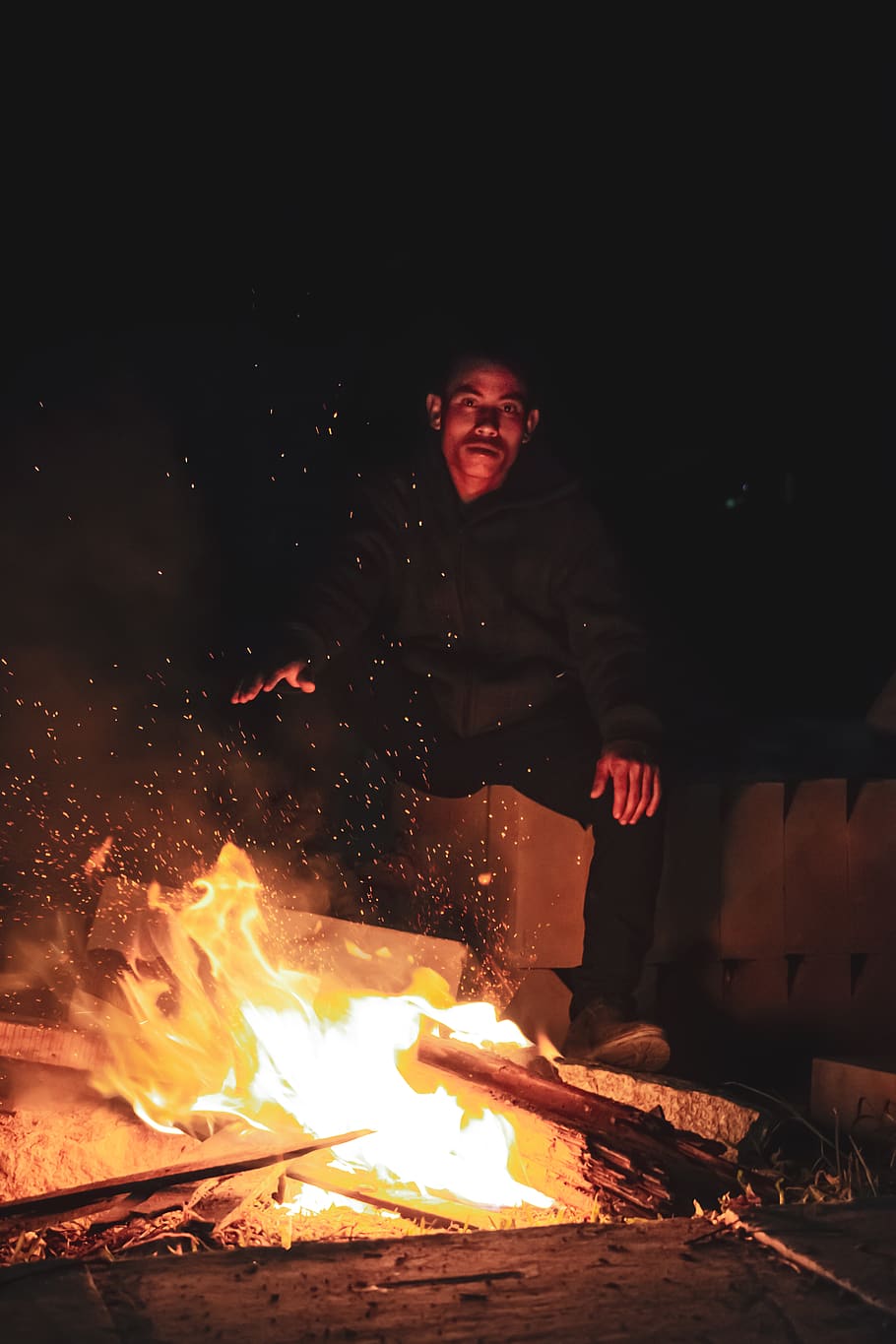 Feuer, Lagerfeuer, Asche, Nacht-, Camping, Verbrennung, Flamme, Feuer - natürliches Phänomen, Hitze - Temperatur, echte Menschen, eine Person, Holz - Material, glühend, Bewegung, Männer, Natur, Log, Holz, Freizeitbeschäftigung, Stehen, draußen, warme Kleidung, 5K
