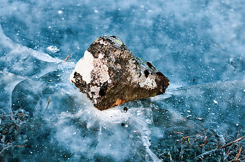brauner Stein, Eis, Natur, draußen, Berg, Schnee, Rock, Gletscher, Winter, Wasser, Meer, Ozean, Eisblau, paranormal, Auswirkung, Blau, Geist, kalt, gefroren, brechen, Felsen, solide, Rock - Objekt, keine Leute, Bewegung, Nahansicht, Tag, Schönheit in der Natur, kalte Temperatur, Land, Sport, 5K, CC0, gemeinfrei, lizenzfrei