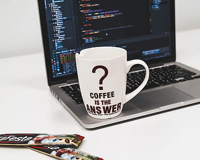 cafè, MacBook, poma, configuració, programació, escriptori, interior, disseny, netejar, blanc, comunicació, tassa, tecnologia, cafè - beguda, tassa de cafè, natura morta, text, tecnologia sense fils, guió occidental, taula, beure, a l'interior, refresc, connexió, cap gent, ordinador, menjar i beguda, portàtil, vaixella, teclat, 4K, CC0, domini públic, lliure de regalies
