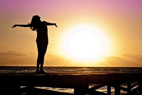 foto siluet, wanita, keemasan, jam, pantai, gelap, Fajar, dermaga, , dom, gadis, samudra, orang, lega, laut, pantai laut, kedudukan, matahari, matahari terbit, matahari terbenam, liburan, air, ombak, langit, bayangan hitam, keindahan di alam, scenics - alam, satu orang, kegiatan waktu luang, ketenangan, orang sungguhan, adegan yang tenang, warna oranye, gaya hidup, horison, cakrawala di atas air, lengan manusia, perempuan, dahan, di luar rumah, lengan terangkat, 4K