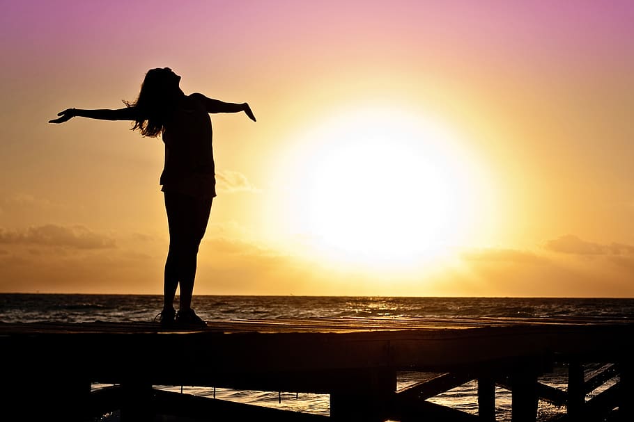 foto de la silueta, dona, daurat, hores, platja, fosc, alba, moll, , dom, noia, oceà, persona, alleujat, mar, vora del mar, de peu, sol, sortida del sol, posta de sol, vacances, aigua, onades, cel, silueta, bellesa a la natura, escenics - natura, una persona, activitat d'oci, tranquil·litat, persones reals, escena tranquil·la, color taronja, estils de vida, horitzó, horitzó sobre l’aigua, braç humà, dones, membre, a l'aire lliure, braços aixecats, 4K