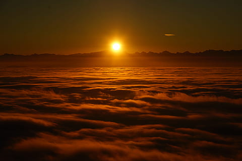 naturskøn, udsigt, dramatisk, himmel, solnedgang, baggrundsbelyst, skyer, daggry, skumring, aften, tåge, tåget, idyl, landskab, lys, humør, bjergkæde, bjerge, ocean, hav, marinemaleri, kysten, sol, solopgang, vand, skønhed i naturen, sky - himmel, orange farve, scenics - natur, ro, cloudscape, natur, idyllisk, dramatisk himmel, rolig scene, ingen mennesker, sollys, udendørs, levende farve, lyse, romantisk himmel, 8K, CC0, offentligt domæne, royaltyfrie