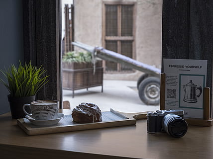 fotocamera accanto alla pasticceria, bevanda, pane, telecamera, caffè, caffetteria, bere, cibo, Pasticcino, finestra, tavolo, nessuno, in casa, pianta, pianta in vaso, vetro - materiale, giorno, trasparente, architettura, struttura costruita, natura morta, legno - materiale, concentrarsi sulle conoscenze acquisite, avvicinamento, davanzale, natura, pavimentazione, pianta della casa, ruota, 5K, CC0, dominio pubblico, privo di copyright
