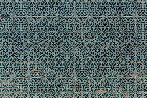 azulejos portugueses, típico, vidriado, cerámico, azulejos, Lisboa, Portugal, fondo, pared, modelo, azulejo, antecedentes, fotograma completo, nadie, texturizado, de cerca, repetición, azul, metal, diseño, resumen, estructura construida, pared - característica de la construcción, tecnología, adentro, forma, arquitectura, día, comunicación, cuadrícula, 5K, CC0, dominio público, libre de derechos